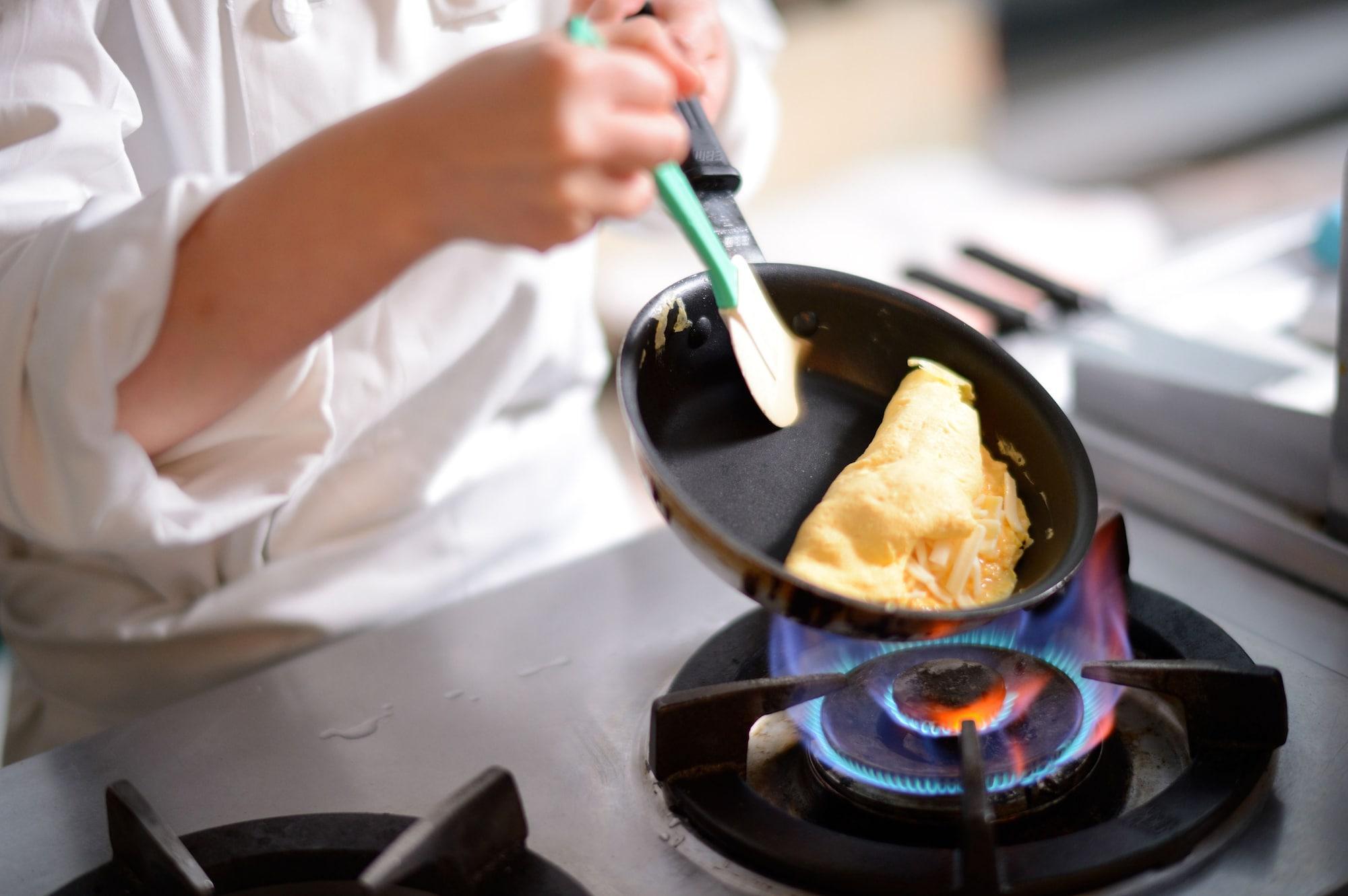 Royton Sapporo Hotel Kültér fotó A chef cooking