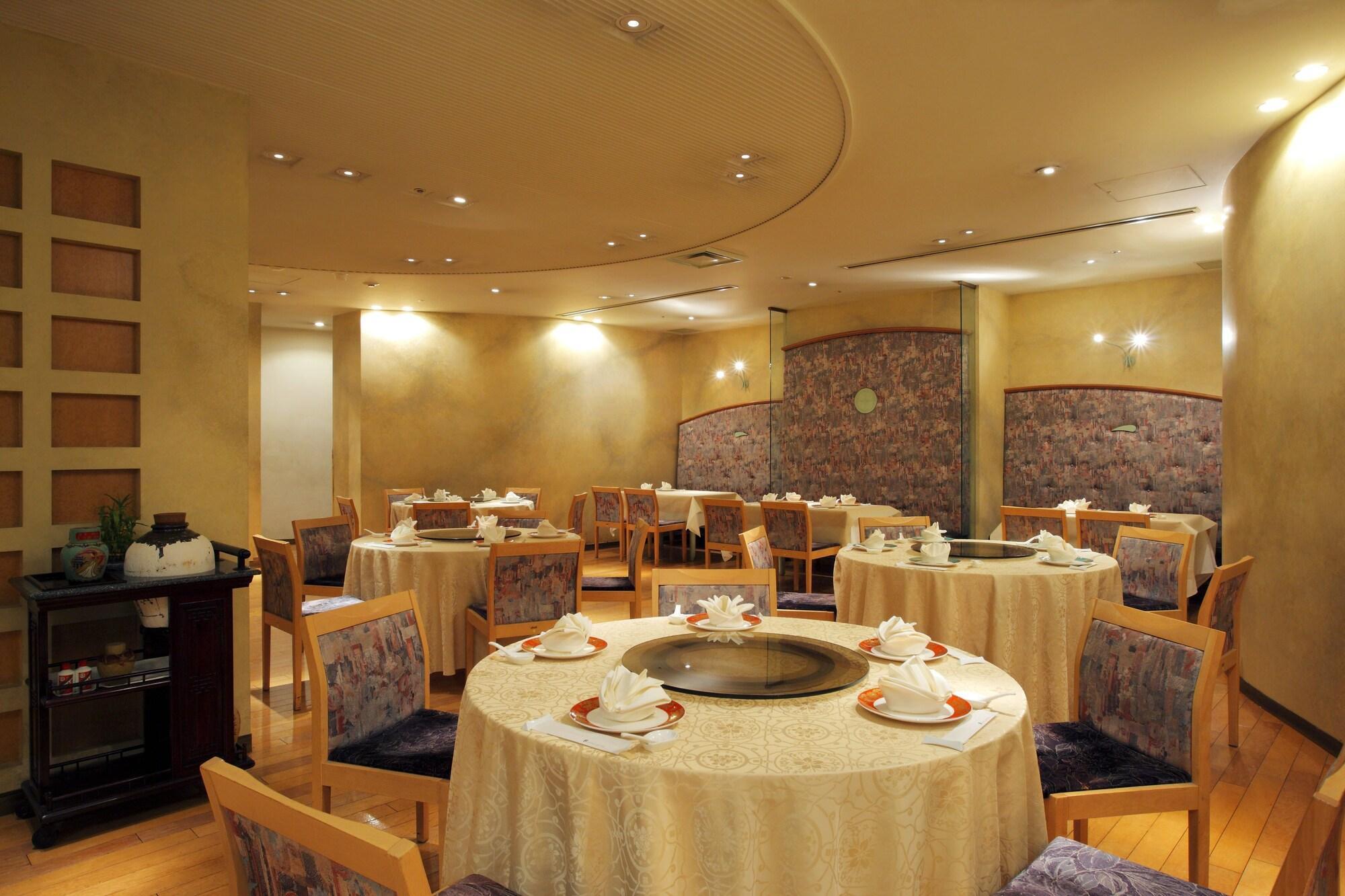Royton Sapporo Hotel Kültér fotó Interior of a restaurant in Hong Kong